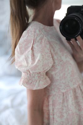 Blommig volangklänning med puffärmar rosa