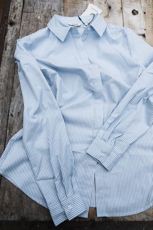 Klassisk randig skjorta i ljusblått och vitt