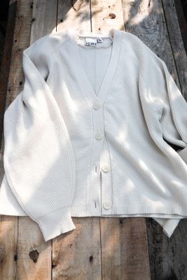 Söt stickad kofta med v-ringning cremevit