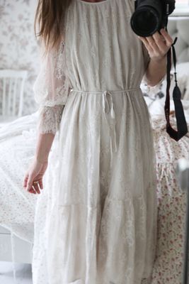 Romantisk spetsklänning grå