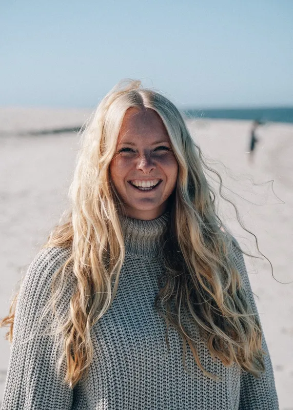 Stickad tröja i ekologisk bomull sand