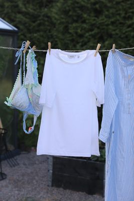 Vit kortärmad baströja i bomullsmodal