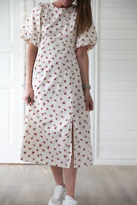 Romantisk klänning med röda rosor