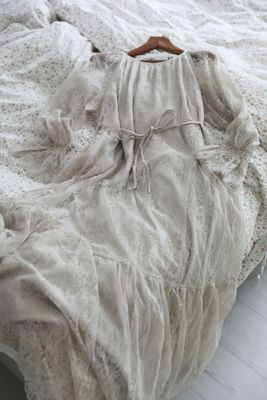 Romantisk spetsklänning grå