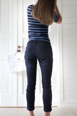 Jeans i favoritmodell marinblå med knappar