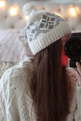 Varm mössa i shetlandsull med skandinaviskt mönster