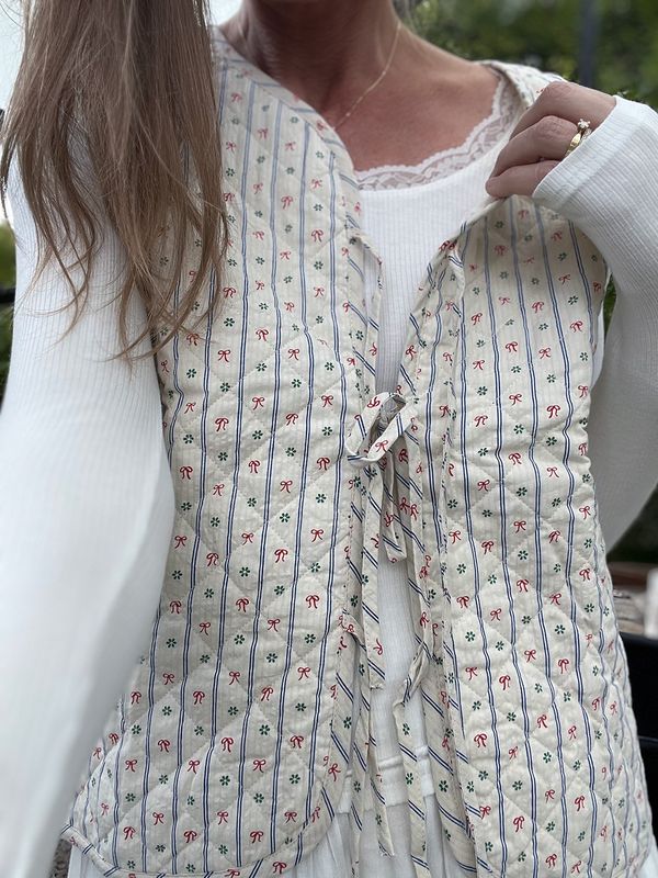 Kviltad väst med gulligt print