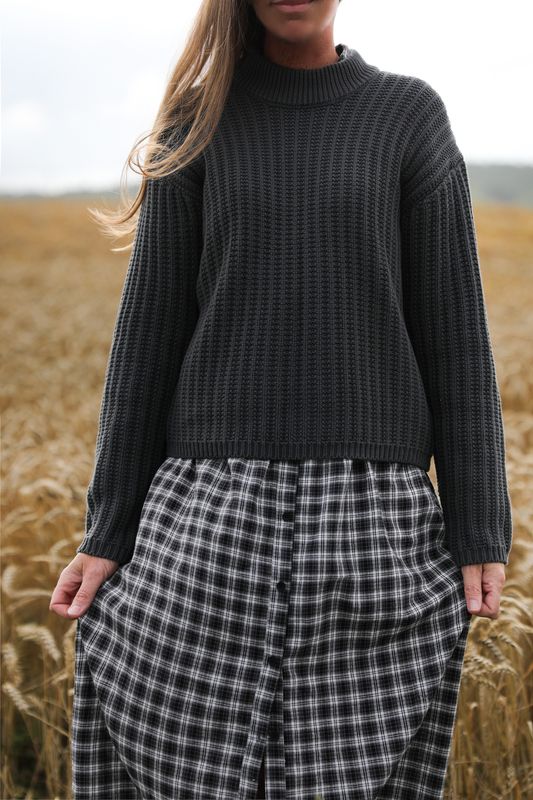 Solvarm granit – grå stickad tröja i bomullsblandning