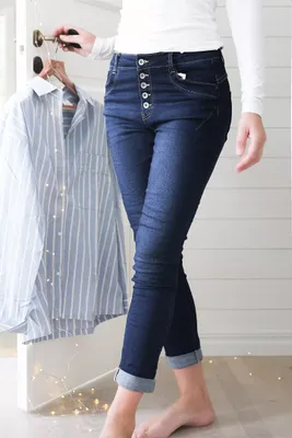 Jeans i favoritmodell mörkblå med knappar