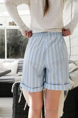 Ljusblå randiga shorts i bomull