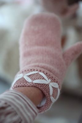 Ljuvliga ullvantar i skandinavisk stil gammalrosa