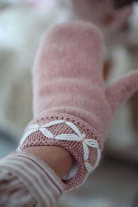 Ljuvliga ullvantar i skandinavisk stil gammalrosa