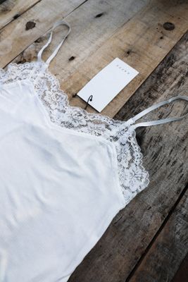 Romantisk ribbat linne med spets No. 1 cremevitt