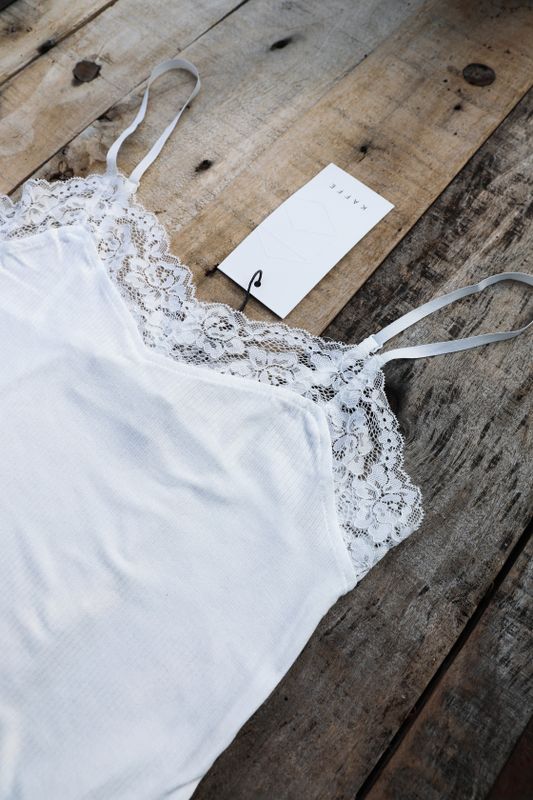 Romantisk ribbat linne med spets No. 1 cremevitt