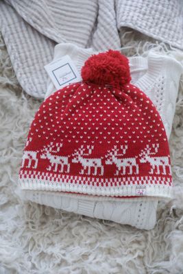 Varm ullmössa med skandinaviskt mönster med renar