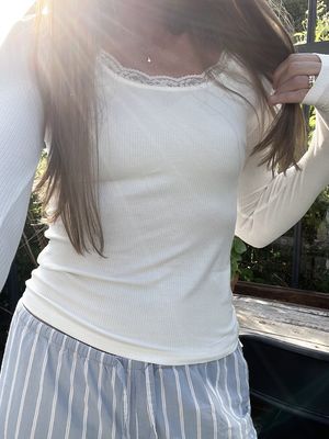 Romantisk ribbad långärmad top med spets cremevit