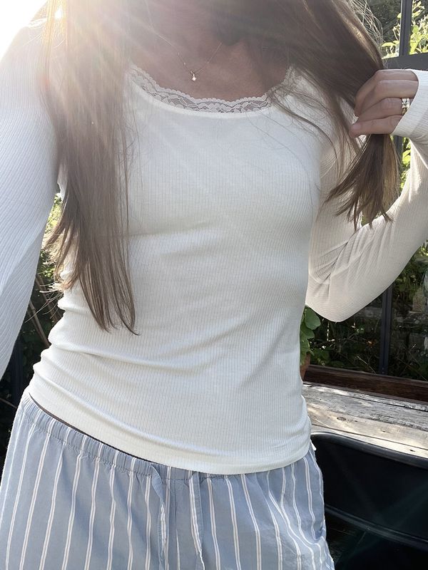 Romantisk ribbad långärmad top med spets cremevit
