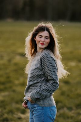 Grå ulltröja i skandinavisk mönsterstickning