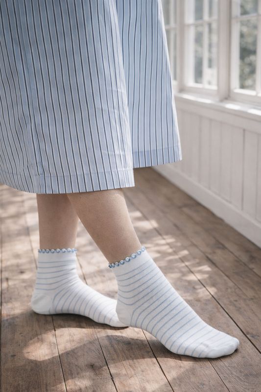 Ribbade randiga strumpor i ljusblått och vitt