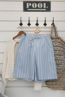Ljusblå randiga shorts i bomull