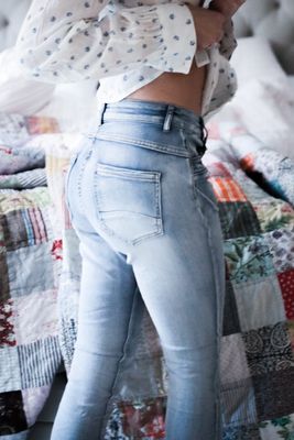 Jeans i favoritmodell ljusblå med knappar