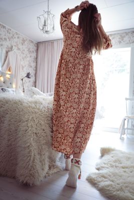 Romantisk lång klänning  spiced caramel