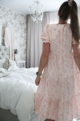 Blommig volangklänning med puffärmar rosa