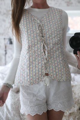 Kviltad väst med gulligt print