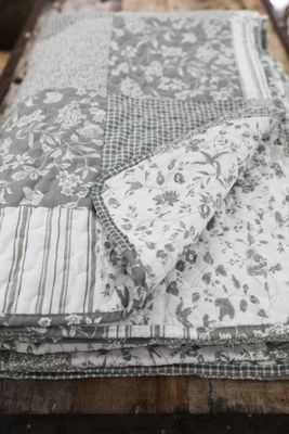 Salviagrönt quiltat lapptäcke 130×180 cm