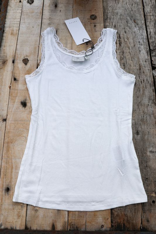 Romantisk ribbat linne med spets No. 2 cremevitt.