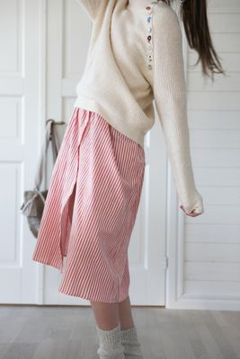 Offwhite stickad tröja med broderade blommor