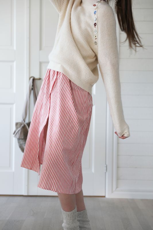 offwhite stickad tröja med broderade blommor och knappar