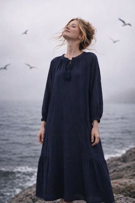 Mörkblå lång linneklänning  på modell