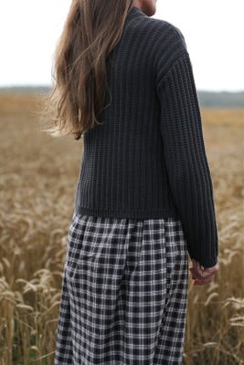 Solvarm granit – grå stickad tröja i bomullsblandning