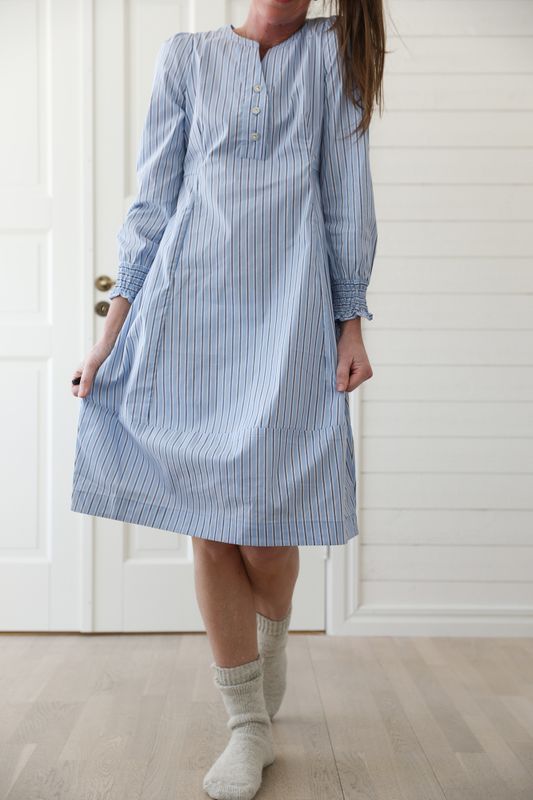 Blårandig bomullsklänning med fickor