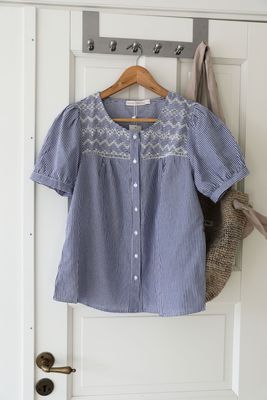 Alternativ information: Randig bomullsblus med broderade detaljer produktbild