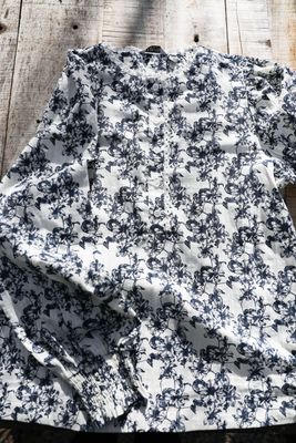 Blommig bomullsblus med spetsdetaljer framifrån