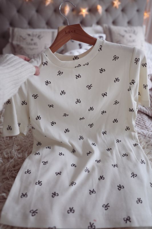 Söt ribbad topp med rosetter