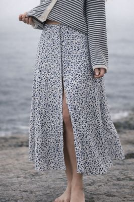 Blommig lång kjol i linne och viskos med knappar