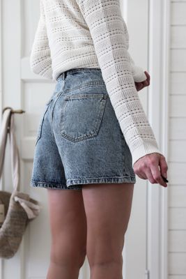 Tvättade mellanblå jeansshorts i bomullsdenim