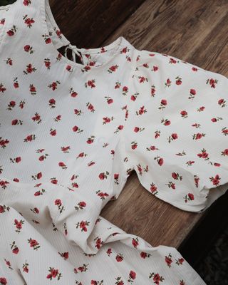 Romantisk klänning med röda rosor