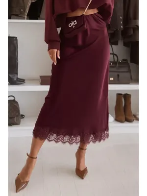 Romantisk vinröd satinkjol