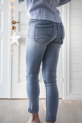 Jeans i favoritmodell ljusblå med knappar