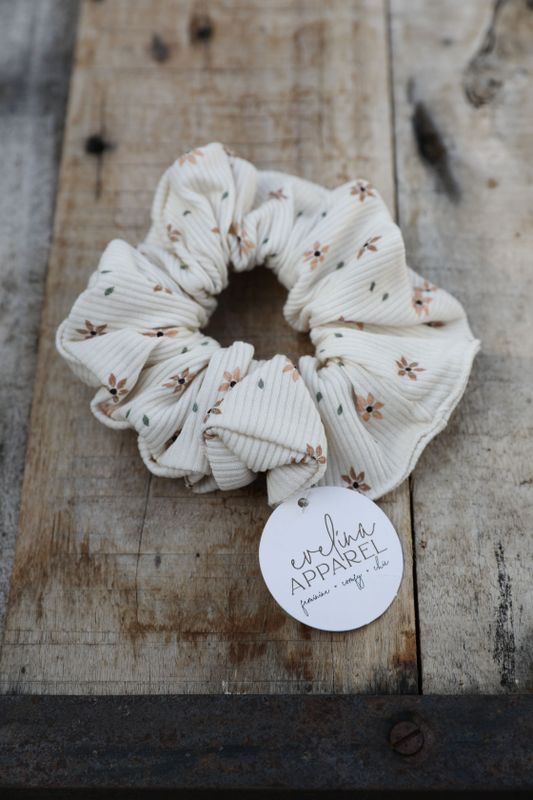 Handgjord scrunchie liten blomma