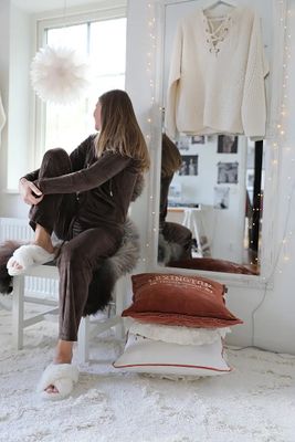 Velourset mörkbrunt