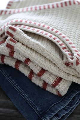 Stickad bomullsväst med randiga kanter