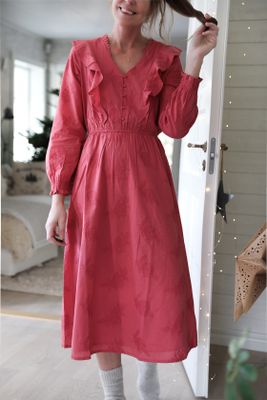 Rosig lång klänning med blombroderier