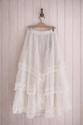 Vit romantisk tyllkjol