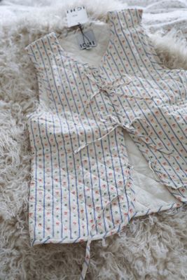 Kviltad väst med gulligt print