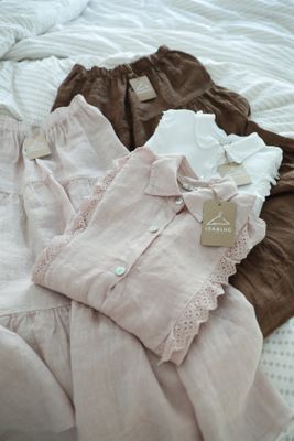 Rosa linneskjorta med spetsdetaljer